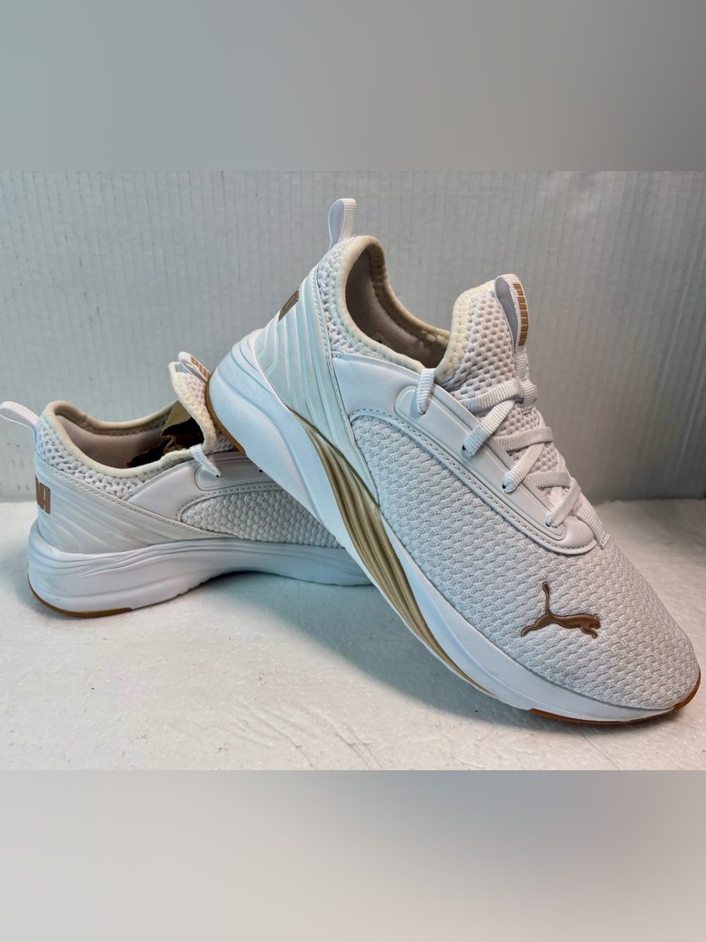 Puma Soft Midsole for Extreme Cushioning Stunning Metal Gold Accent Trim Size 8